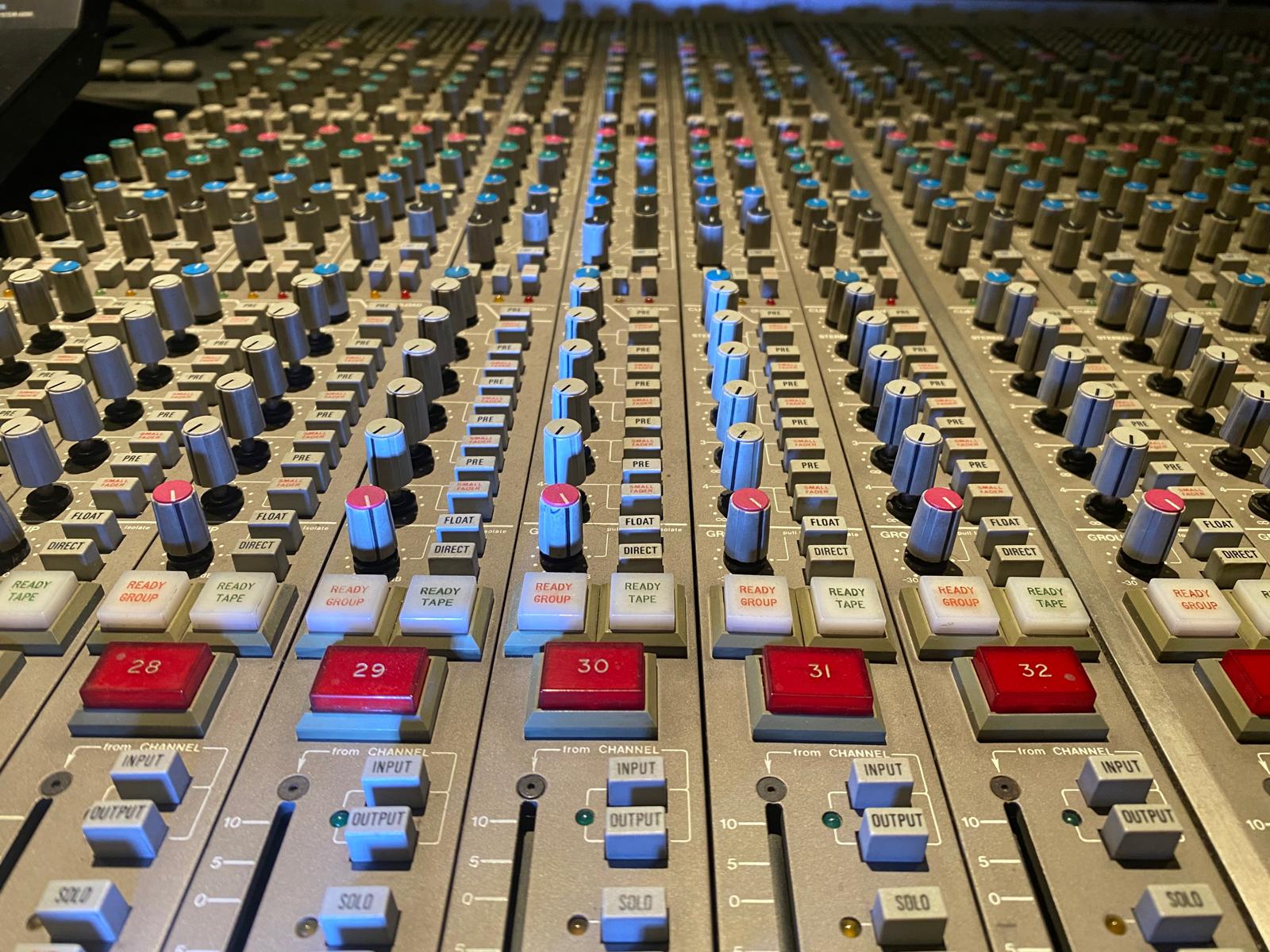 Mesa SSL del estudio: pulsa los botones rojos 28 a 32 para elegir una canción